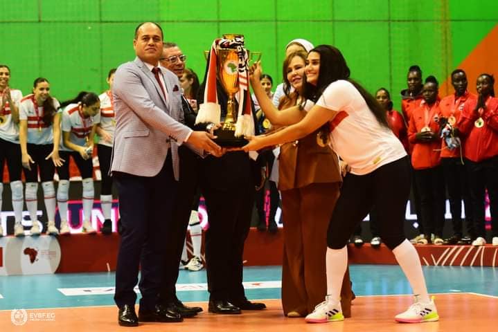 Un moment inoubliable pour les dames de Zamalek VB, lors de la cérémonie de remise du trophée des mains de Bouchra Hajij présidente de la CAVB