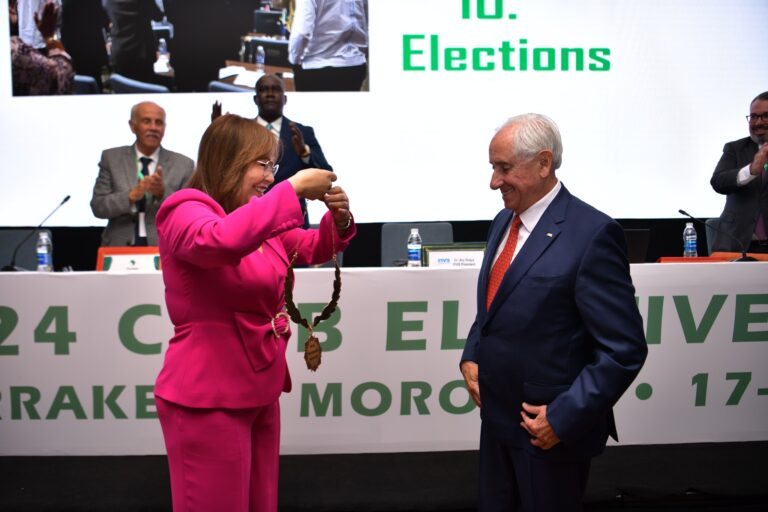 La présidente Bouchra honore le président de la FIVB Dr Ary S. Graça