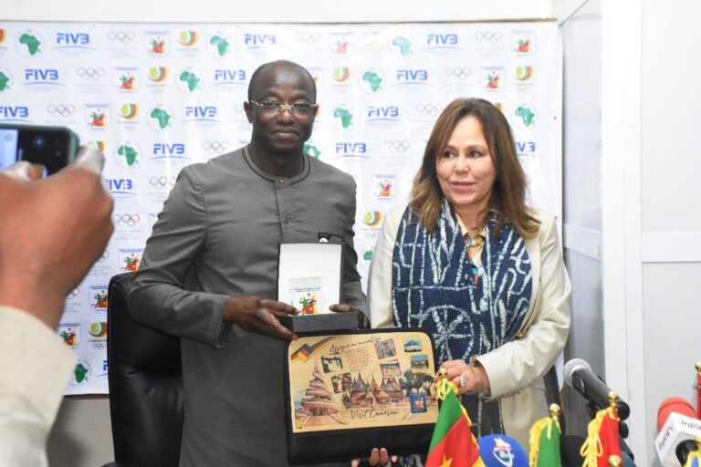 Visite de courtoisie de Mme Bouchra HAJIJ Présidente de la CAVB au siège de la Fédération Camerounaise de volley-ball.
