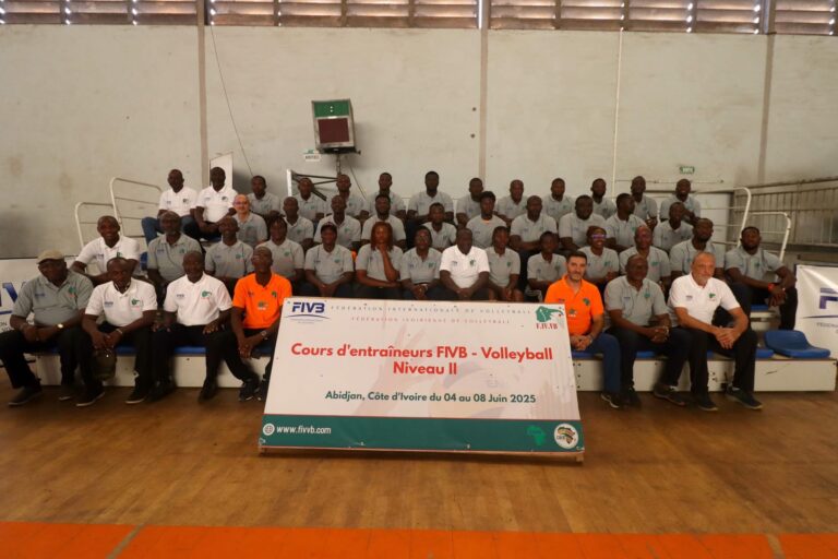 Cours niveau 2 pour une  trentaine d’encadreurs africains de volley-ball à Abidjan